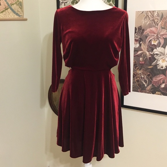 Lulu’s Backless Burgundy Velvet Mini Dress - Picture 5 of 10